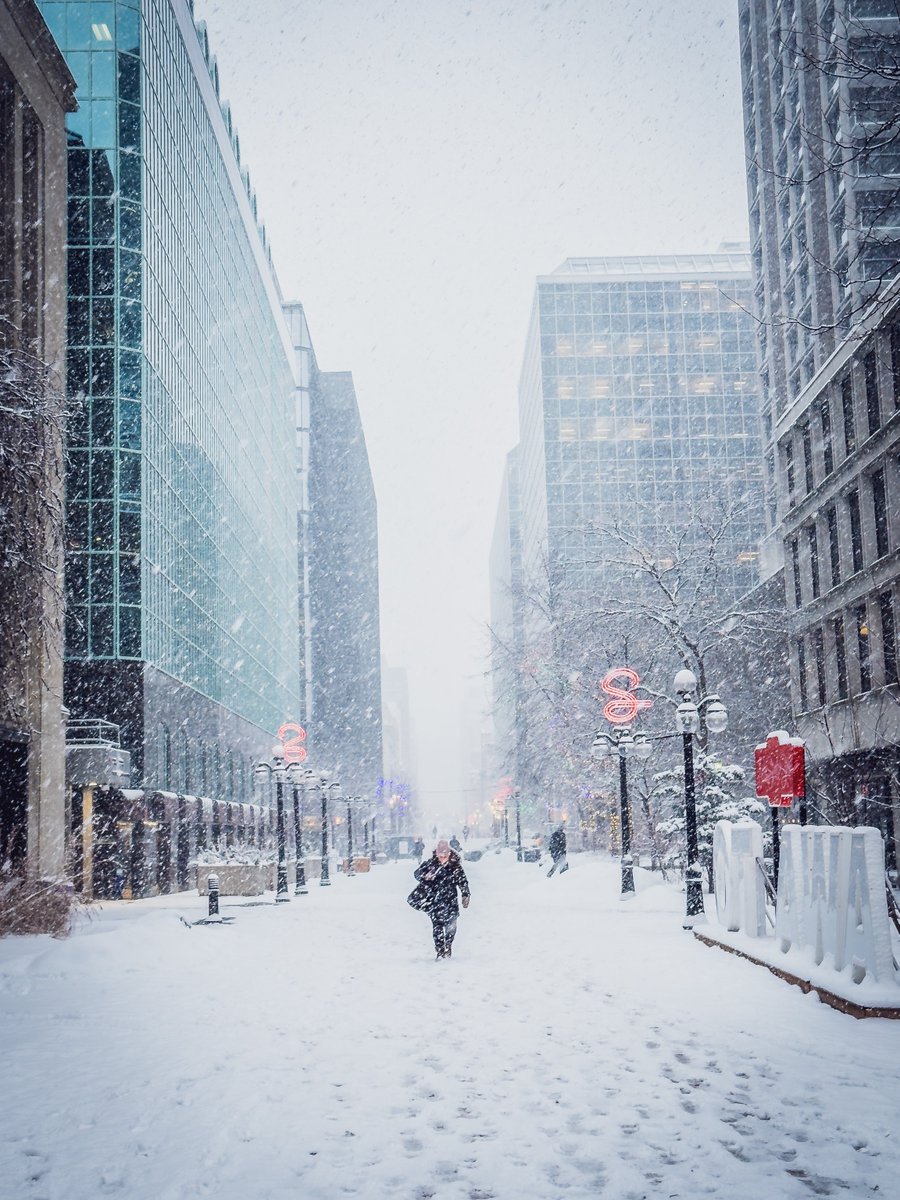 Eh bien Ottawa, il neige beaucoup. 

Si vous êtes dehors, restez en sécurité. Les conditions des routes &amp; des trottoirs seront affectées. N'oubliez pas de vous renseigner sur les membres de votre famille/amis/voisins qui pourraient être isolés/vulnérables à la tempête.