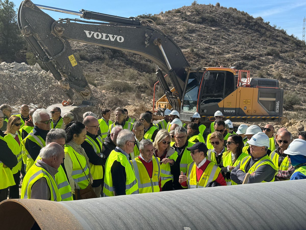 GVAagricultura's tweet image. 📷 @BarrachinaM: “Este Consell invierte para garantizar el agua que los regantes de la provincia de Alicante necesitan”

📍El conseller ha visitado las obras de una balsa de riego en #Beneixama y las correspondientes al postrasvase en #MonfortedelCid

breu.gva.es/b/xPDiVatAkW