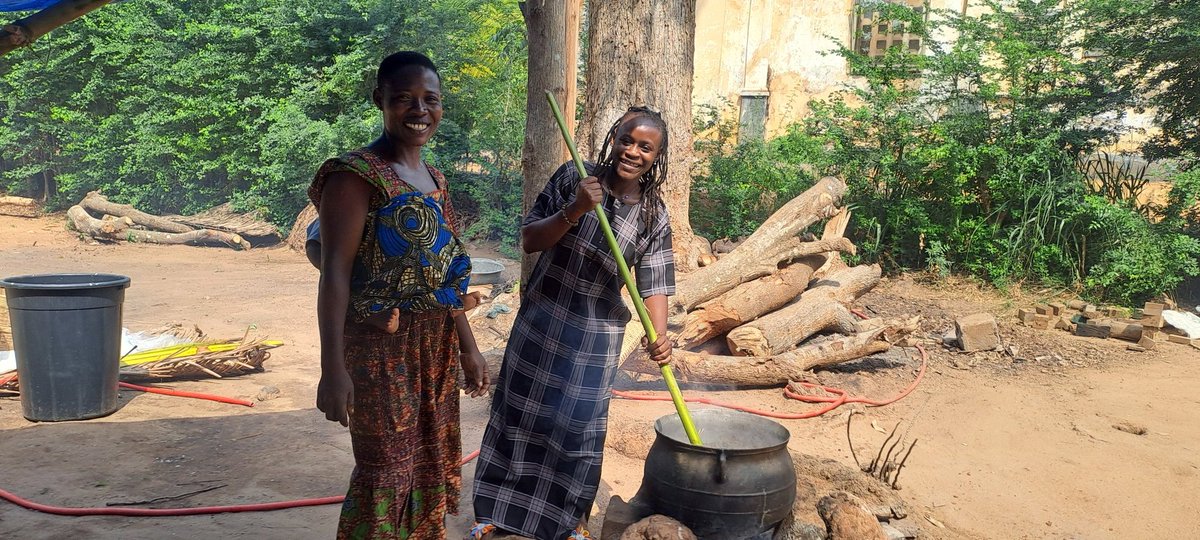 Fatoumata390's tweet image. With the inspiring #women of Lacs1 Commune in #Aneho, who are transforming #coconuts into eco-friendly products like coconut oil, #briquettes, #biochar, &amp;amp; refreshing coconut water. A true model of #ClimateAction &amp;amp; #CircularEconomy!

#WomenInClimate #LocalLeadership