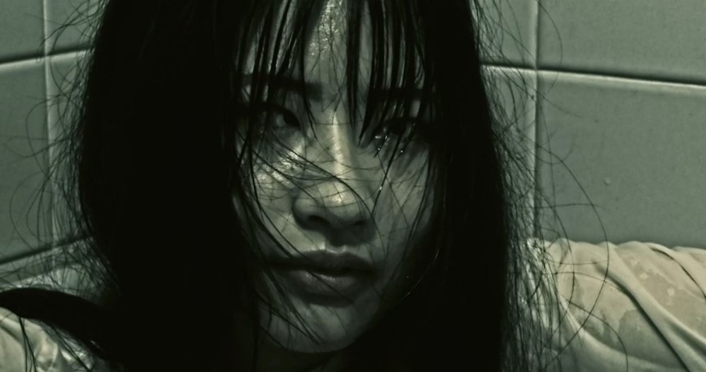 kichigaihakase's tweet photo. アマプラのレンタルでリリースされていた短編ホラー『呪鈍』を鑑賞。踏切で拾った"指輪"を友人から貰った春香、しかしそれは事故死したアイドルの憎しみがこもった呪物！怨みに呑まれ闇に沈む恐怖と、意外すぎて呆気にとられ思わず笑みが浮かぶ展開、そんなギャップ？が面白くて心地よい20分ほどの作品 https://t.co/k4pGKS8bmu