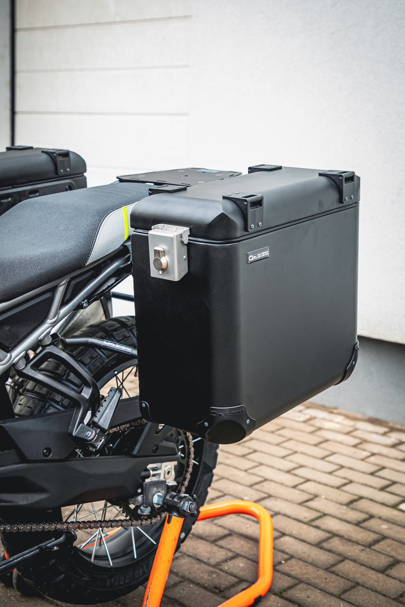 OutbackMototek's tweet image. Not only they’re pretty, but are officially torture tested (video coming in a few days). We’re also producing them with some upgrades to our plastic parts: flexible yet durable injection moulded corner caps for impact and tougher strap hooks for the lids. 
.
#outbackmotortek