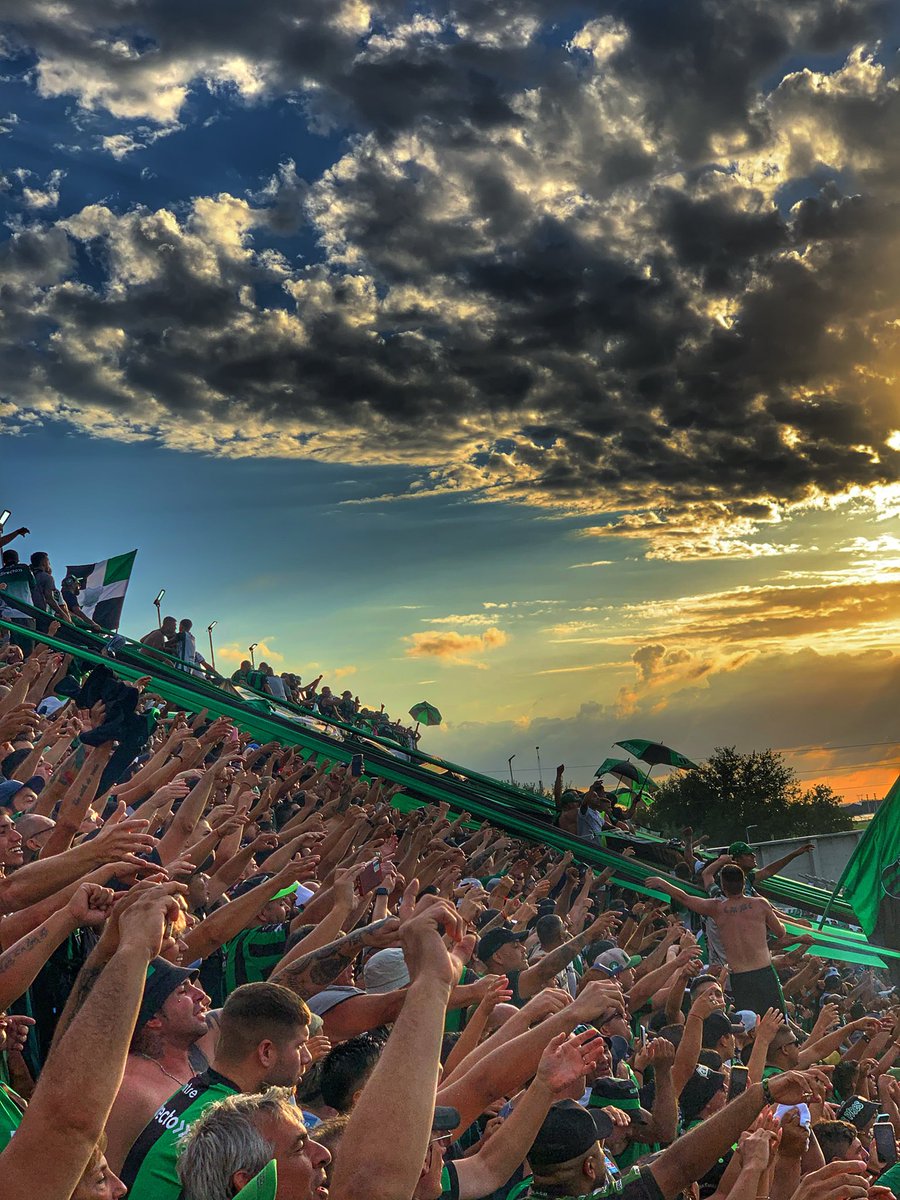 JuaaniiGuimiL's tweet photo. Ni resultados, ni jugadores, estamos por amor a Chicago y a estos colores 💚🖤 https://t.co/1fj9uMleod