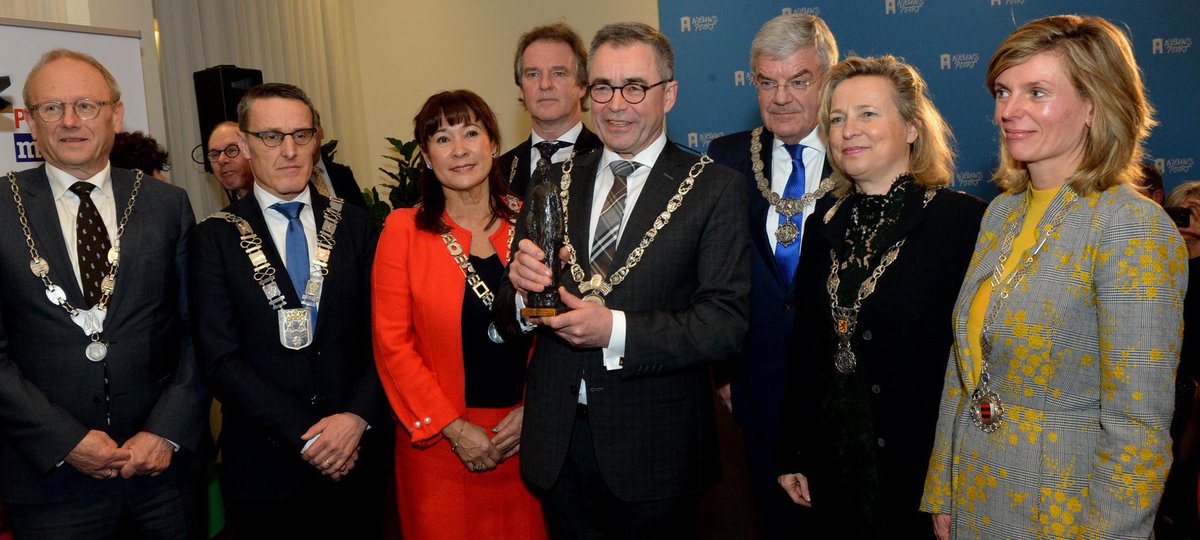 🏆 In 2018 ging de Machiavelliprijs naar ‘De bedreigde burgemeester’, als instituut dat steeds minder in staat is publiek te communiceren vanwege geweldsdreiging.

De prijs diende als aanklacht tegen een fenomeen dat de wortels van onze democratie diep aantast. #terugblik