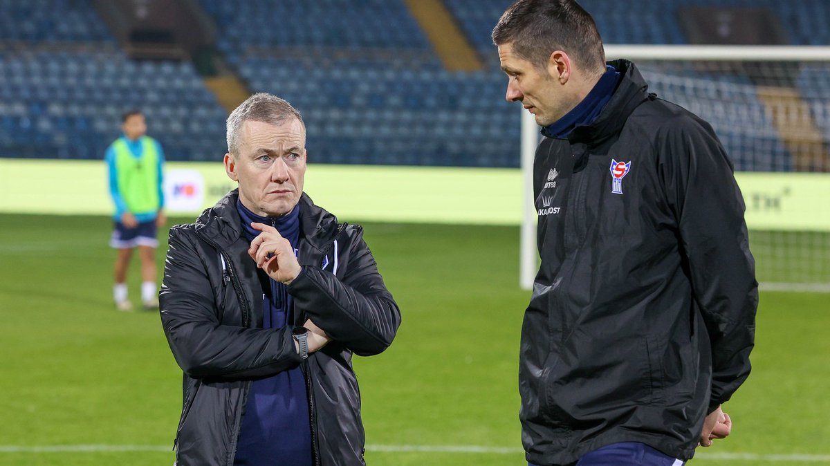 🇫🇴New national coach 🇫🇴

Tomorrow at 11 Eyðun Klakstein (left) will be announced as the new coach of the Faroe Islands.

Former 🇫🇴 captain Atli Gregersen will be his assistant. Atli still playing at the age of 43 and will continue for the rest of this season 

#football

📸FSF