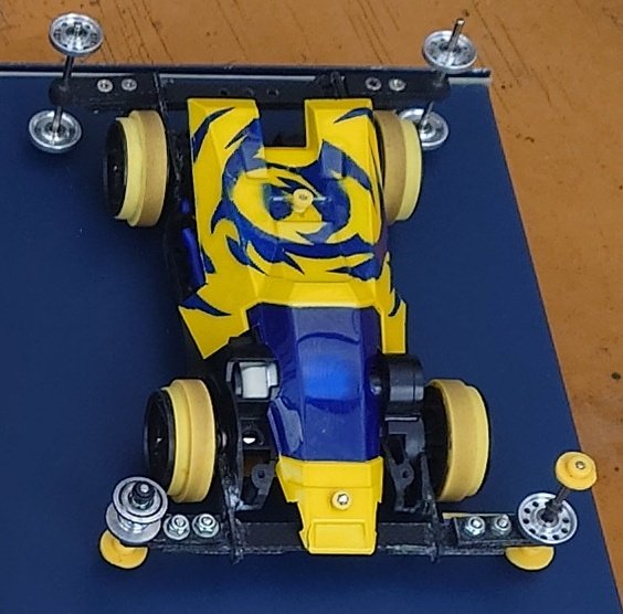 トモタカ氏作 サンダードラゴン FM-Aシャーシに低きマウントされ 黄×青