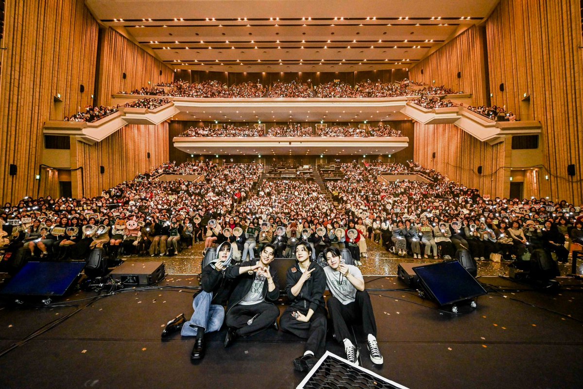 [ #DAY6_BEHIND ]
⠀
3RD WORLD TOUR <FOREVER YOUNG> in 
#OSAKA

빛나는 마데 워치 진짜 감동돼
이게 마이데이야,,, ･ ﾟ ₊
항상 우리의 노래가 따뜻하게 녹아내리길 💚

=

The shining My Day watch is truly touching
This is my My Day,,, ･ ﾟ ₊
May our songs always melt warmly into