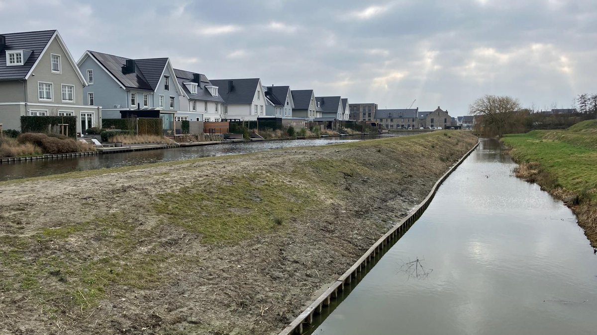 Delfland dempt op 13 feb een deel van de sloot bij de Maesemundeweg in ’s-Gravenzande. Tijdens een inspectie bleek de naastgelegen dijk enkele centimeters verzakt en werden scheuren ontdekt. Door de sloot te dempen, zal de dijk stabiliseren. Meer via: ap.lc/AuOFN