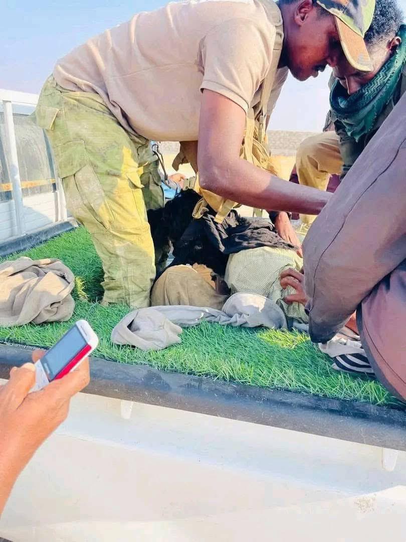 🚨 𝐁𝐫𝐞𝐚𝐤𝐢𝐧𝐠: Puntland law enforcement has arrested an #ISIS fighter in Bosaso, thanks to a tip from vigilant civilians. The suspect, reportedly from Morocco, fled the Elmiskad frontline after ISIS was ousted days ago. #Security #CounterTerrorism #Somalia #Puntland