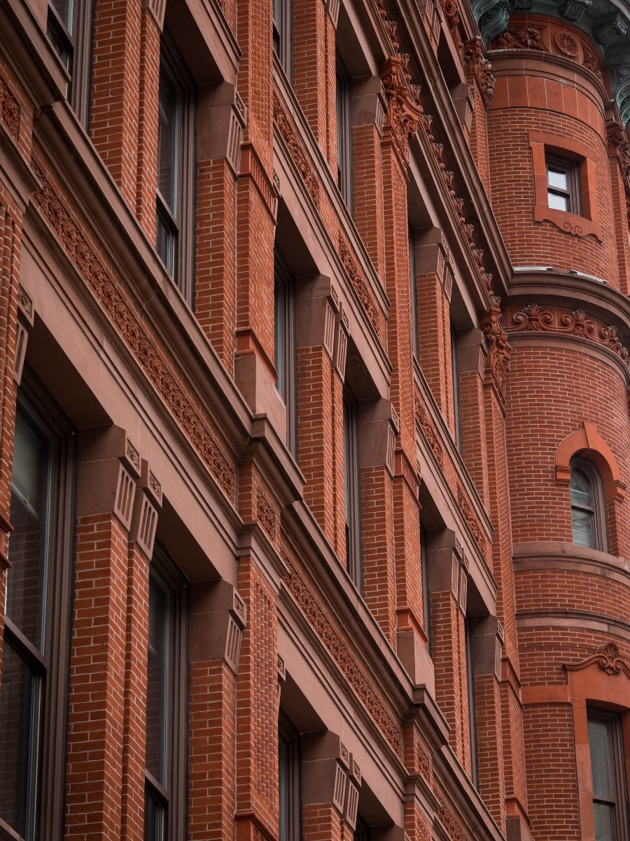 DowntownDCBID's tweet image. You ever just stop and look up at the architecture in #DowntownDC? The mix of old and new, the details carved into stone, the way the light hits the glass—it’s kinda magic right? 🏢

#BeDowntown #DCArchitecture #DCBuildings #DC