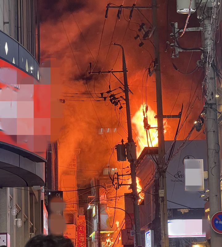 슬덩성지로 유명하던 동성로 노르웨이숲 불탔어요......여기 티라미수랑 칵테일 맛있는건 둘째치고 사장님 골동품이랑 고전 서적들 아까워서 어떡하냐 마음이 안좋다진짜