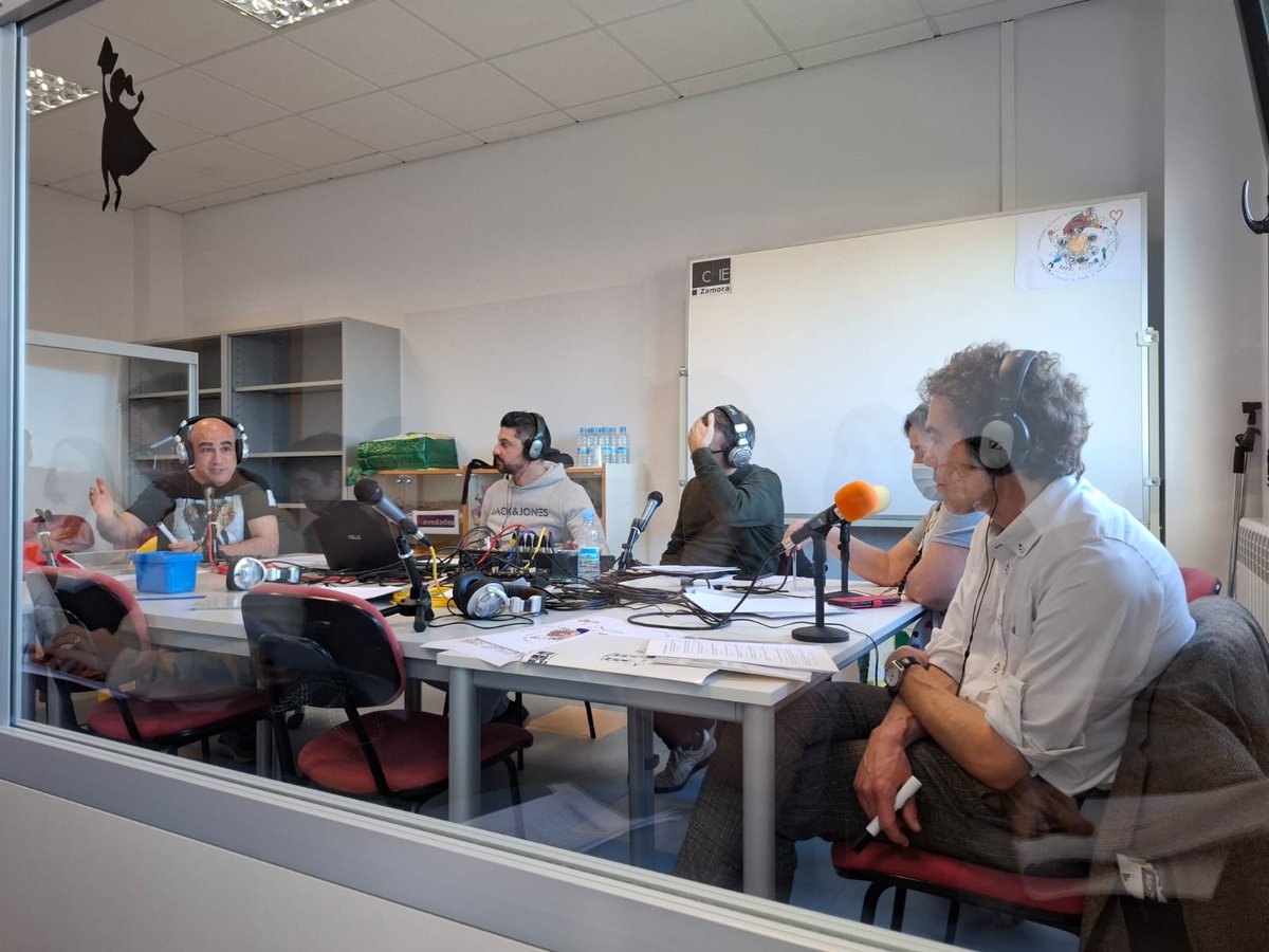 Luis de Mena (@llume38) on Twitter photo La #Radio permite a los docentes tener los pies en la tierra y las ideas ...en las ondas.
¡Qué lujo disfrutar del #PIESintoniza con la familia #PIEEscuelasSaludables!
👏🏼👏🏼 Gracias, <a href="/cfiezamora/">CFIE de Zamora</a>, <a href="/Sergio_mdf/">Sergio Merino</a> <a href="/CeipMoralesVino/">CEIP Morales del Vino</a>, <a href="/IESMHzamora/">IES Maestro Haedo</a> <a href="/Pedagogaymas/">Pedagoga y más</a>
#RESZA
#claustrovirtual La #Radio permite a los docentes tener los pies en la tierra y las ideas ...en las ondas.
¡Qué lujo disfrutar del #PIESintoniza con la familia #PIEEscuelasSaludables!
👏🏼👏🏼 Gracias, <a href="/cfiezamora/">CFIE de Zamora</a>, <a href="/Sergio_mdf/">Sergio Merino</a> <a href="/CeipMoralesVino/">CEIP Morales del Vino</a>, <a href="/IESMHzamora/">IES Maestro Haedo</a> <a href="/Pedagogaymas/">Pedagoga y más</a>
#RESZA
#claustrovirtual