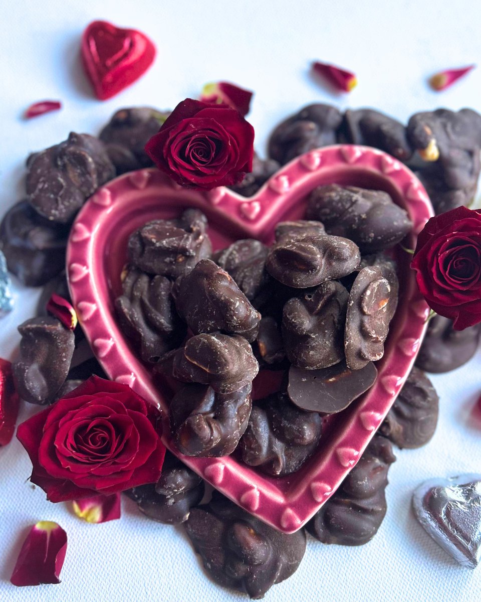 Choose your V-Day vibe: 🍹 🍷 🍫

A perfectly pink cocktail from #BrusPublicHouse, a wine &amp; cheese pairing with #ErikMartellaWines, or chocolate-covered peanuts from #AuntRubysPeanuts - just a few ways #TabletopMediaGroup clients are making your Valentine’s Day extra sweet. ❤️