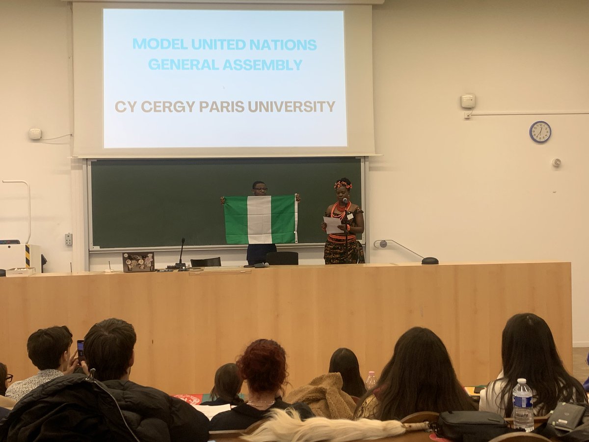 CY Model United Nations 2025 se poursuit en amphithéâtre Cournot avec le discours des 21 délégations, comprenant des étudiantes et étudiants en LL.M et en droit.