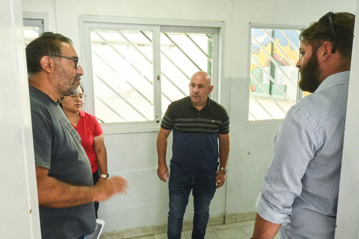 Gus_Sastre's tweet photo. Recorrimos la Escuela Municipal N°3 “Celina Balán de Padilla” en el barrio San Miguel, donde estamos ejecutando distintas obras y mejoras de cara al inicio del Ciclo Lectivo 2025. 

Seguimos trabajando arduamente en la puesta a punto de todas nuestras escuelas municipales, que son un orgullo para la comunidad de #PuertoMadryn.
