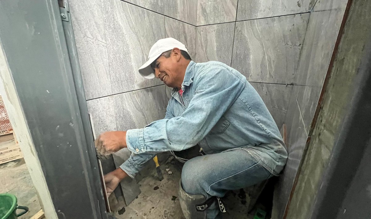 Gus_Sastre's tweet photo. Recorrimos la Escuela Municipal N°3 “Celina Balán de Padilla” en el barrio San Miguel, donde estamos ejecutando distintas obras y mejoras de cara al inicio del Ciclo Lectivo 2025. 

Seguimos trabajando arduamente en la puesta a punto de todas nuestras escuelas municipales, que son un orgullo para la comunidad de #PuertoMadryn.