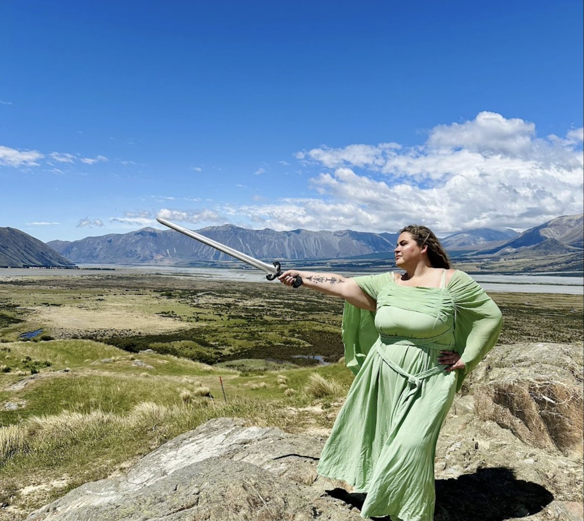 RedCarpetTourNZ's tweet photo. "I am no man!" ⚔️
This Shieldmaiden of Rohan is channelling the fearless spirit of Éowyn! 🐎
#Eowyn #edoras #redcarpettoursnz #middleearth #middleearthtours #Rohan #MiddleEarth #LordoftheRings https://t.co/Rtmeprl3mU