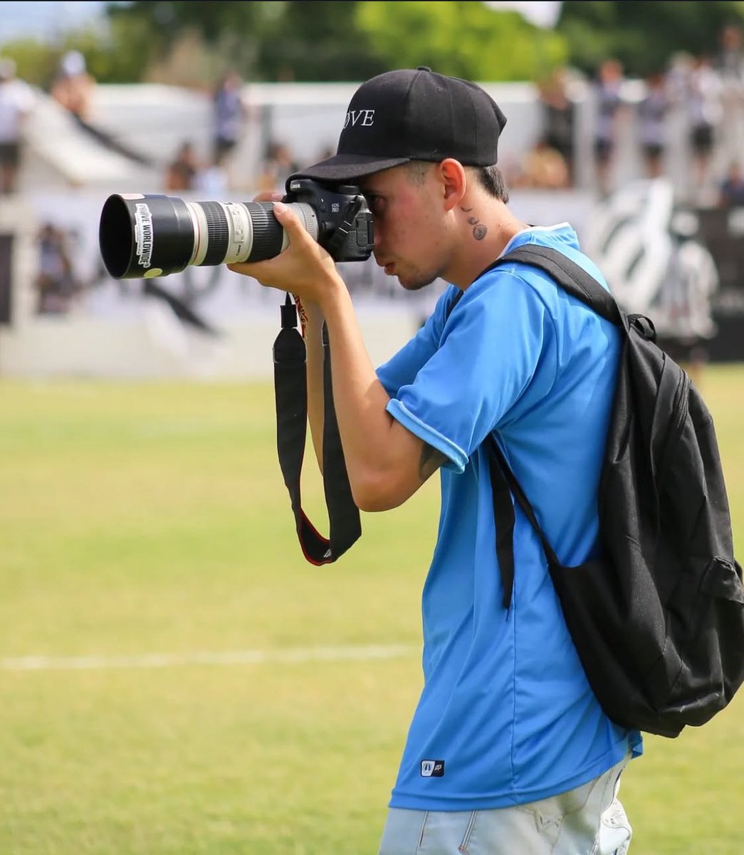 ES VIRAL : Él es Santiago Vicente y su festejo de gol en la Alvear Cup emocionó a todos. Debajo de su camiseta llevaba la imagen de su mamá, quien falleció hace muy poco. La foto, capturada por Nico Lucero, se hizo viral en cuestión de horas.
