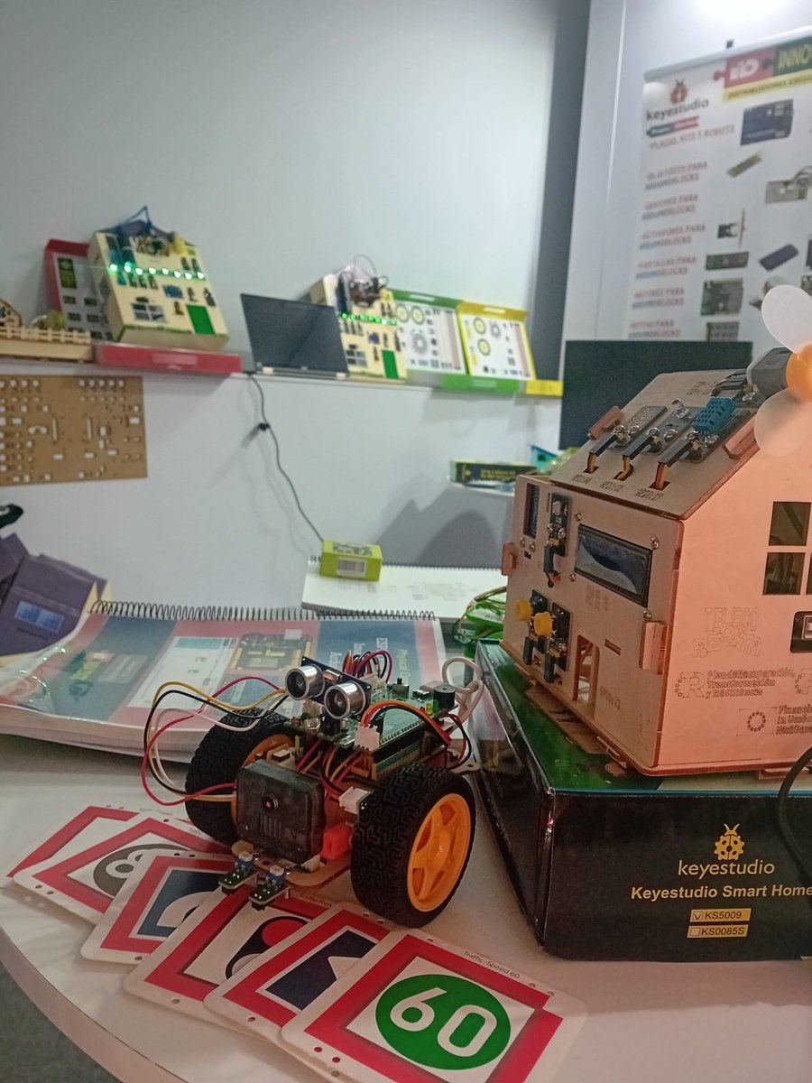 ToniMorenoRey's tweet photo. En @olotuit , preparando cámaras AI #SENTRY2  @Innovadidactic y bloques @arduinoblocks para la formación  MÁS PARTICIPATIVA" que jamás hayamos visto en Europa: 👉🏆#3DBot con Visión AI 
🗺️4 SEDES: Olot, Mollerussa, Tortosa y BCN.
👩‍🎓+60 inscritos de diferentes centros educativos https://t.co/1TFxZMPIRL