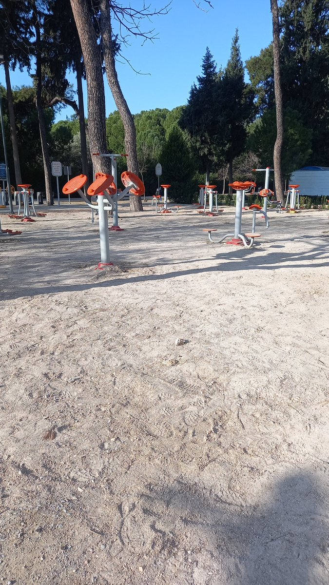 Hasanaga bahçesi başkanım burası zemin çok kötü kışın spor yapmak zor oluyor ilgileniceginizden hiç şüphemiz yok saygılar başkanım