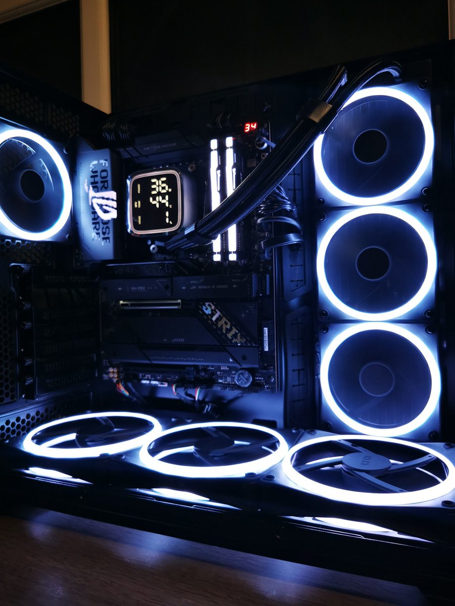 TomoTheTechie's tweet image. One of the recent pc's I've built for a client

5080 ready ✅

If you're interested in getting a PC built ready for a 50 series card, fire me a message and we can get something sorted 🤝🏼