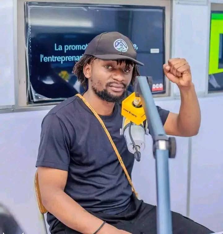 luchaRDC's tweet photo. Pour ses chansons révolutionnaires, Tshisekedi l'a emprisonné, le M23-RDF l'a abbatu froidement. Le destin tragique de Delcat Idengo illustre la double menace qui pèse sur les voix critiques/libres en RDC et nous appelle à la résistance. Ne laissons pas sa voix s'eteindre.✊️🇨🇩 https://t.co/cqzkD16hPl