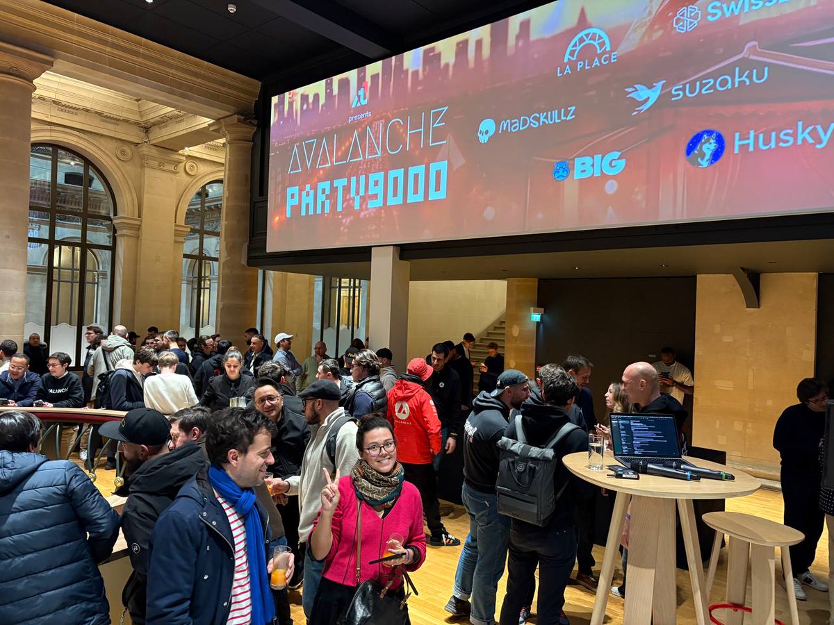 avalanche_fr's tweet image. Avalanche France est présent à #NFTParis avec un stand gaming OTG, nos équipes, et des goodies de qualité supérieure 🔥

Merci Paris pour l&apos;accueil !