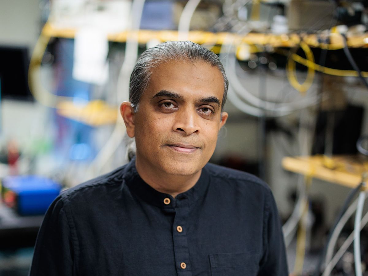 Kilachand Center, Boston University (@kilachandcenter) on Twitter photo BRAINBOW BULLETIN: Spotlights how Siddharth Ramachandran’s tech using twisted beams of light may impact neuroimaging and how <a href="/RabiaYazicigil/">Rabia Tugce Yazicigil</a>’s team develops health-monitoring, low-power bioelectronic sensors.
READ>> mailchi.mp/bu/brainbow-2-…
SUBSCRIBE!>>bu.edu/kilachandcente… BRAINBOW BULLETIN: Spotlights how Siddharth Ramachandran’s tech using twisted beams of light may impact neuroimaging and how <a href="/RabiaYazicigil/">Rabia Tugce Yazicigil</a>’s team develops health-monitoring, low-power bioelectronic sensors.
READ>> mailchi.mp/bu/brainbow-2-…
SUBSCRIBE!>>bu.edu/kilachandcente…