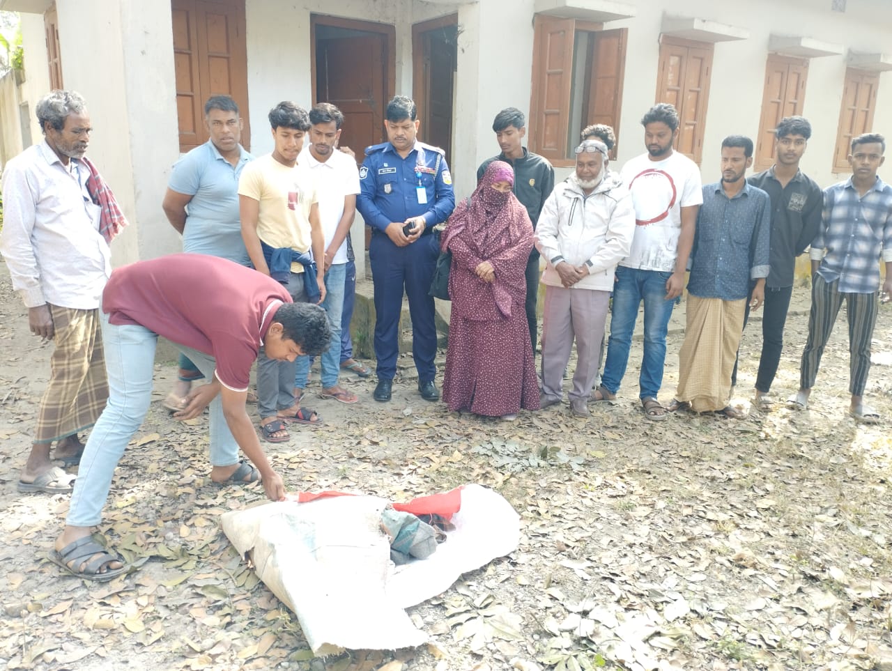 সরিষাবাড়ীতে মাদক সেবনের আস্তানা পুড়িয়ে দিল ওসি