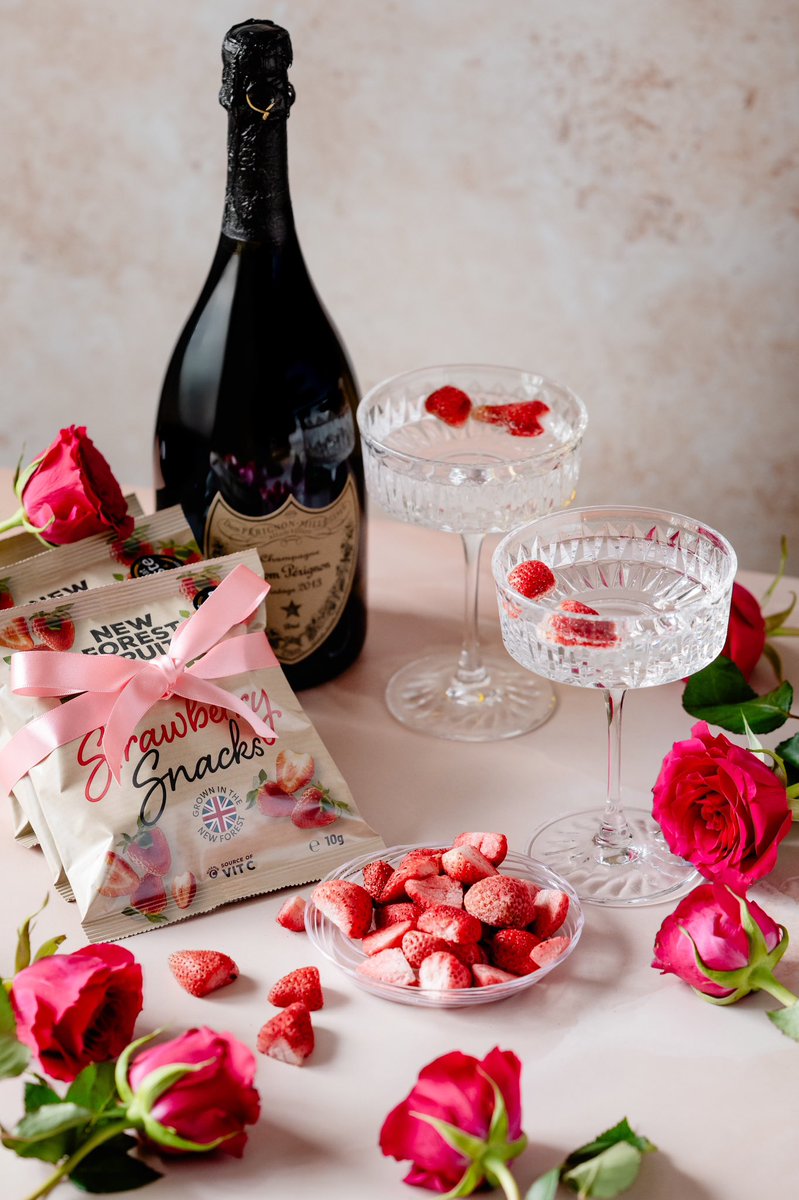 newforestsnacks's tweet image. Tomorrow is Valentine’s Day! ❤️ How are you celebrating? Romantic dinner, cozy night in, or just here for the strawberry snacks? 🍓😉 #ValentinesDay #StrawberryLove #SweetCelebrations
