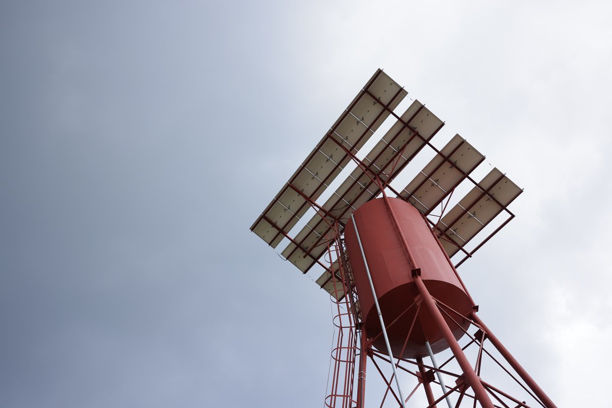 SecretariaSESAN's tweet image. Este es otro ejemplo de cómo se puede incidir en la seguridad alimentaria y nutricional desde el #Siscode y del trabajo en equipo, pues el #Cocode en coordinación con la alcaldía, estará a cargo del mantenimiento y limpieza de los paneles solares para prolongar su vida útil.