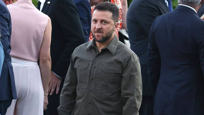 Cómo destruir un país:

Comienza una guerra proxy suicida al servicio de EE.UU.

Abandona las negociaciones de paz en 2022

Consigue que EE.UU. te dé 177.000 millones de dólares en ayuda militar

Di que 100.000 millones "se han perdido"

Acepta las exigencias de Trump de 500.000