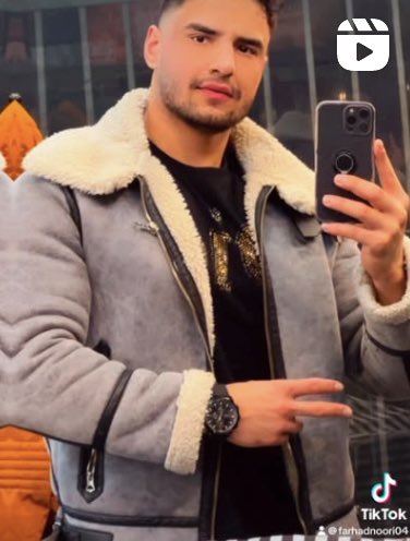 Der Täter heißt Farhad Noori. Auf seinem Social Media-Profilen sieht man mehrere Bilder mit dem mutmaßlichen Tatfahrzeug und auch mit der Jacke, die man auf dem Video der Festnahme sieht. 

Jetzt der Knaller: Der Typ hat zehntausende Follower auf Instagram und TikTok und ist