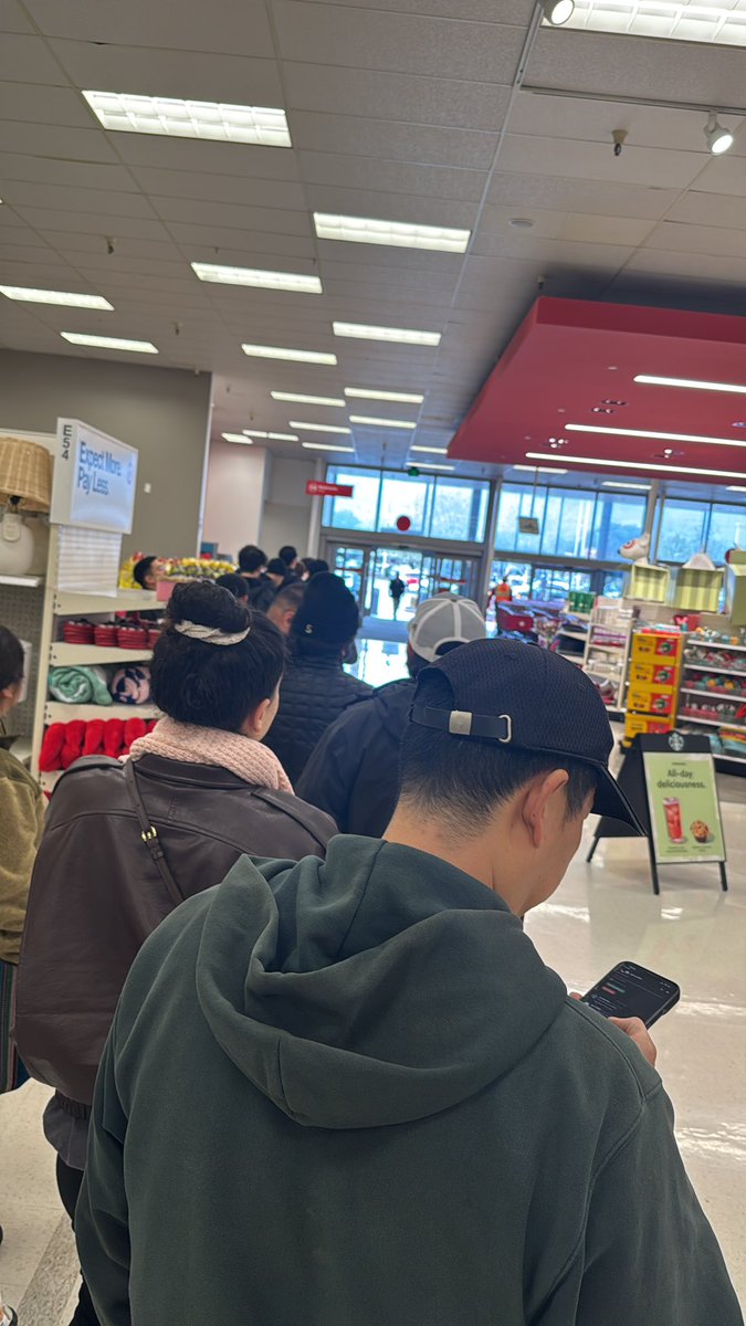 ItzTimmyn's tweet photo. @PKMNBay Uhhh silver creek target has a line https://t.co/NiQEBvlT1c