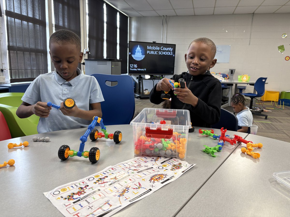 Kindergarteners acting like future engineers: