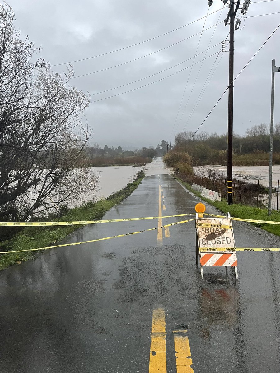 CHPscrz's tweet photo. 🚨🚗💦 Paulsen Rd is flooded and CLOSED! 🚨 ‼️ Stay safe and avoid driving through flooded areas. Don’t drive around road closure signs! #FloodAlert #StaySafe #TurnAroundDontDrown #SantaCruz https://t.co/KGVWidhPOM