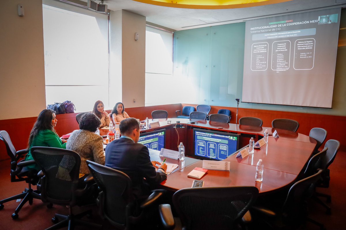 AMEXCID's tweet photo. 📸La cooperación Sur-Sur y Triangular 🔼, entre México 🇲🇽y Argentina🇦🇷, avanza con un enfoque de aprendizaje mutuo en donde se impulsa un marco robusto para la recolección 📉📊y análisis de datos🔎📈 en proyectos de cooperación internacional 🫱🏻‍🫲🏽.

Durante un encuentro virtual  👨🏽‍💻👩🏽‍💻organizado por la #AMEXCID se reforzaron las capacidades entre ambas 🇲🇽🇦🇷naciones para evaluar proyectos de cooperación para dar paso importante hacia un futuro más colaborativo y sostenible! 🌱 

#CooperaciónTriangular