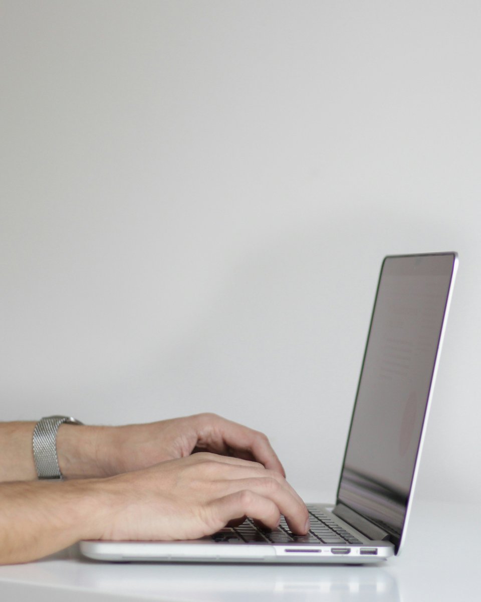 I media svizzeri utilizzano l'intelligenza artificiale lungo tutta la catena del valore. Un rapporto di <a href="/foegUZH/">fög / UZH</a> commissionato da <a href="/ufcomCH/">UFCOM</a> mostra le opportunità e i rischi dell'#IA nel giornalismo e identifica dieci sfide per una governance: bakom.admin.ch/bakom/it/pagin…