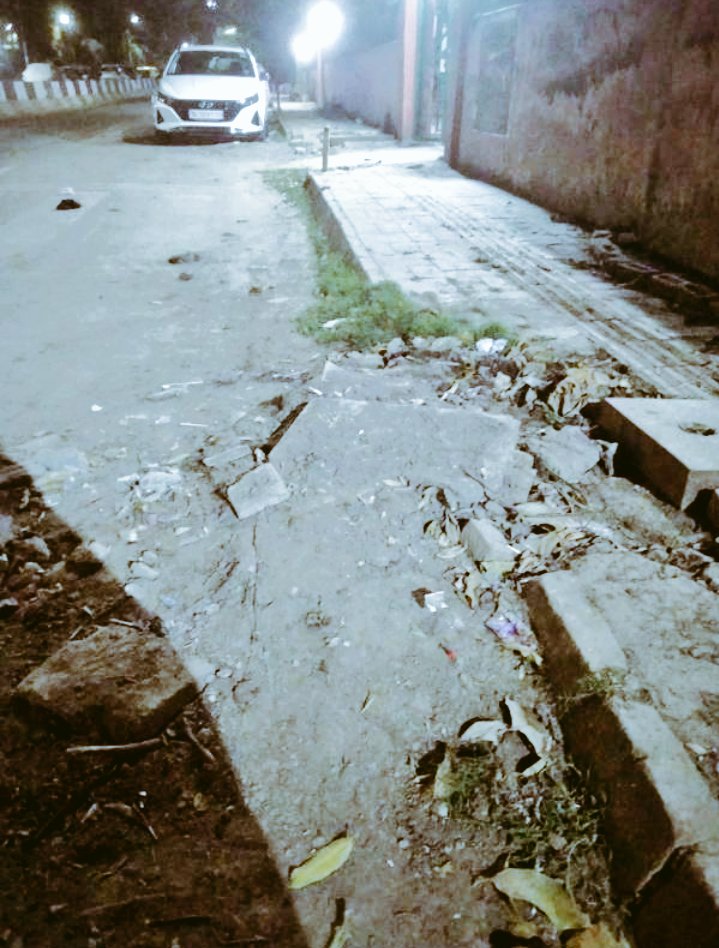 आराम बाग सीजीएस डिस्पेंसरी रोड के नालों की महीने पहले सफाई हुई मिट्टी मालवा नहीं उठाया गया गाड़ियां निकलने पर धूल मिट्टी उड़ती है लोगों सांस लेने में प्रॉब्लम हो रही है।
<a href="/DelhiPwd/">PWD Delhi</a> <a href="/iamVisheshravi/">Vishesh Ravi</a>