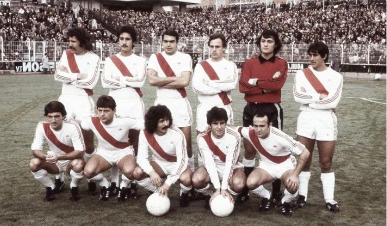 BrazaleteNegro's tweet photo. @aitorlagunas @RevistaPanenka @RadioPrimavera_ @EstrellaDammEs @ipatolorente En el #FilesRayo repasamos el primer ascenso a Primera División del Rayo y muchísimos aspectos más de la historia del club vallecano junto a @ipatolorente.
🟢 Spotify: https://t.co/CHw8lmQvhX
🟠 iVoox: https://t.co/XoDfAXOxoJ
🟣 Apple: https://t.co/huV4wRJ1jE https://t.co/1h9SigtK3r