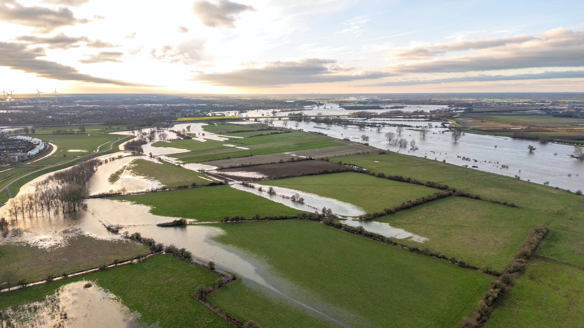 Wat als de 'Limburgse waterbom' op 's-Hertogenbosch valt? De waterschappen zoeken naar mogelijke oplossingen om het overstromingsgevaar te beperken en willen nu van de inwoners weten hoe die erover denken h2owaternetwerk.nl/h2o-actueel/oo…
