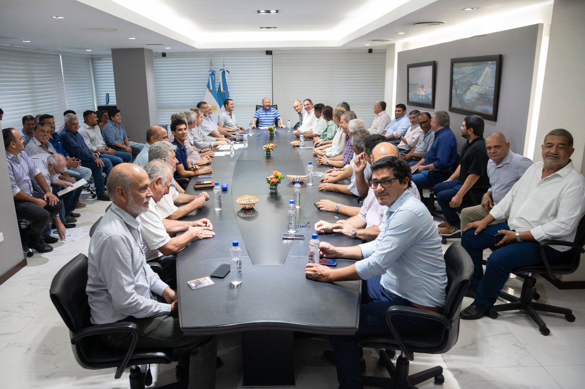 REUNIÓN CON INTENDENTES Y PRESIDENTES DE COMISIONES DE FOMENTO

Esta mañana mantuvimos una reunión de trabajo con los intendentes y presidentes de Comisiones de Fomento de toda la provincia. En la misma dialogamos sobre la difícil realidad que atraviesa el país y sobre el impacto