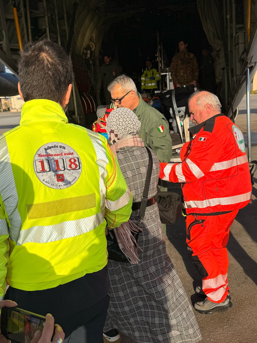 DPCgov's tweet image. Ultimi preparativi prima della partenza dal Cairo del volo che in queste ore sta portando in Italia 14 bambini di Gaza bisognosi di cure nei nostri ospedali. In poco tempo, grazie alla collaborazione di tanti, è stato possibile realizzare questa missione👉bit.ly/missioneMedEvac