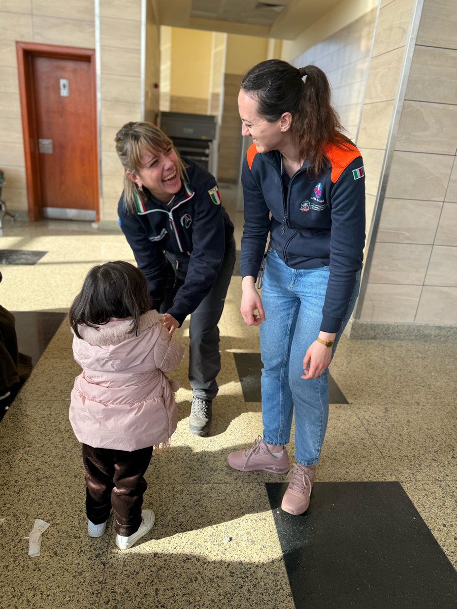 DPCgov's tweet image. Ultimi preparativi prima della partenza dal Cairo del volo che in queste ore sta portando in Italia 14 bambini di Gaza bisognosi di cure nei nostri ospedali. In poco tempo, grazie alla collaborazione di tanti, è stato possibile realizzare questa missione👉bit.ly/missioneMedEvac