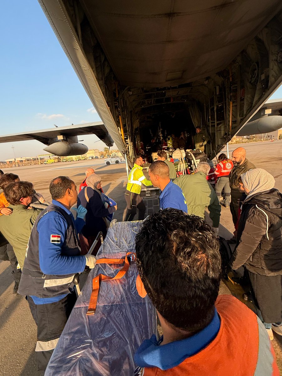 DPCgov's tweet image. Ultimi preparativi prima della partenza dal Cairo del volo che in queste ore sta portando in Italia 14 bambini di Gaza bisognosi di cure nei nostri ospedali. In poco tempo, grazie alla collaborazione di tanti, è stato possibile realizzare questa missione👉bit.ly/missioneMedEvac