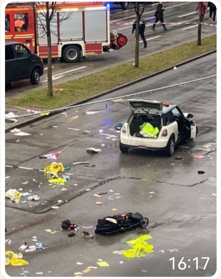 <a href="/julius__boehm/">Julius Böhm</a> Dieser Mann lebt hier in Frieden,er "floh vor dem Bösen"? Seht den Kinderwagen genau an und denkt darüber nach, was wenn es dein Kind, dein Enkelkind wäre? Spaltung? Es geht hier um Kinder, nicht um eure herzlose Macht. DIE SPALTET!! Weil euch Islamisten wichtiger sind als wir🤬