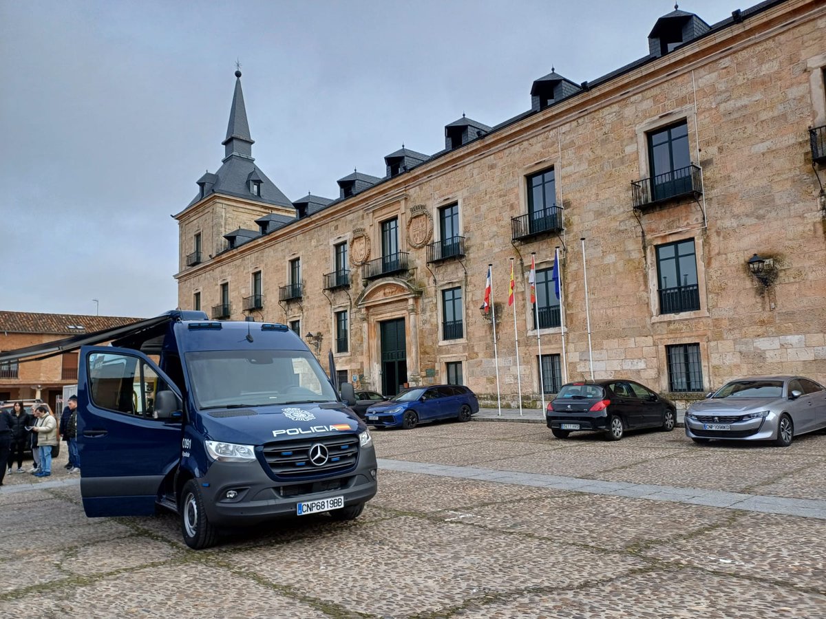 policia's tweet photo. 🚔Ya ha llegado a #Burgos el nuevo Vehículo Integral de Documentación Policial para la expedición de #DNI y #pasaporte
Estas nuevas unidades móviles de documentación, llamadas #VIDOC, suponen un paso para la modernidad y la eficiencia 👮♀️👮
#SomosTuPolicía https://t.co/tExMHQilxS