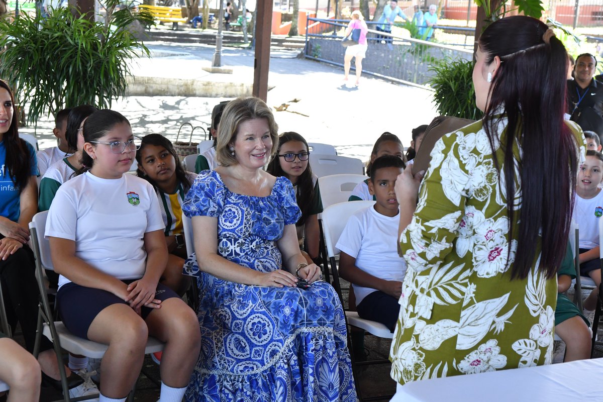 🍴 Dans la commune de Mora, à San Jose 🇨🇷, la Reine a participé à un atelier visant à promouvoir une alimentation saine et une meilleure hygiène de vie auprès de la population.