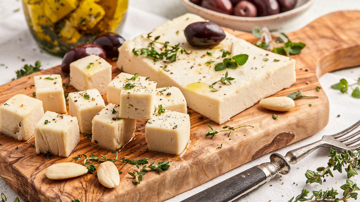 ZentrumGesund's tweet photo. Leckere vegane Feta-Käse-Alternative aus Mandeln – ein Genuss für die Sinne! 🌱🧀

👉🏼 https://t.co/TZOb0AXoI5

#VeganeKüche #FetaAlternative #Mandeln #feta https://t.co/RrBsJ3zphO