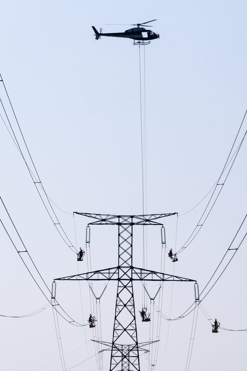 #jeudiphoto 
Retour en images : Opération de maintenance sur une ligne électrique sous tension en Bretagne ⚡️