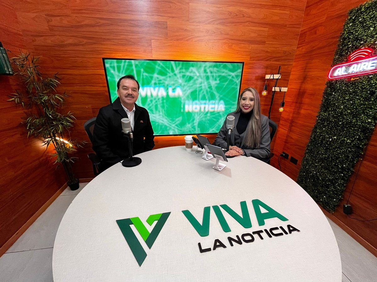 vivalanoticiadg's tweet photo. #Entrevista 🎙️ | En el estudio de “El Noticiero de la Gente” nos acompañó el Director del @CONALEP_Dgo Martín López Atienzo y Director del plantel capital Agustín Bernardo Bonilla Saucedo con  temas destacados para padres de familia y jóvenes estudiantes.

#VivaLaNoticia 🔰 https://t.co/AXplqsUZQz